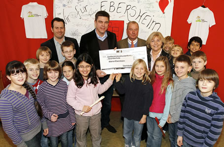 Kinder der begünstigten Grundschule freuen sich Kinder der begünstigten Grundschule freuen sich