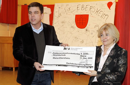 Spende wird übergeben Spende wird übergeben